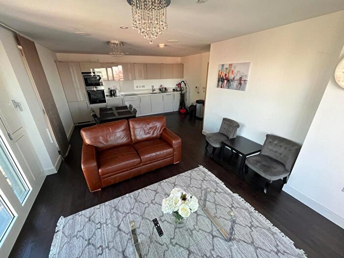 3 Bedroom Flat To Rent In Jefferson Plaza, London, E3