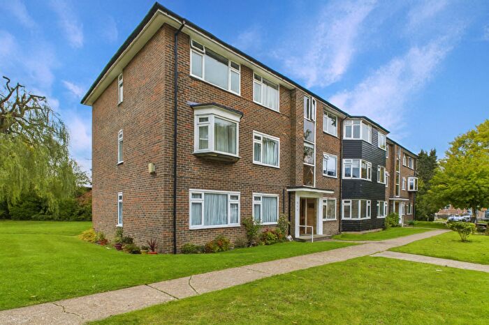 2 Bedroom Flat To Rent In Hurst Court, Horsham, RH12