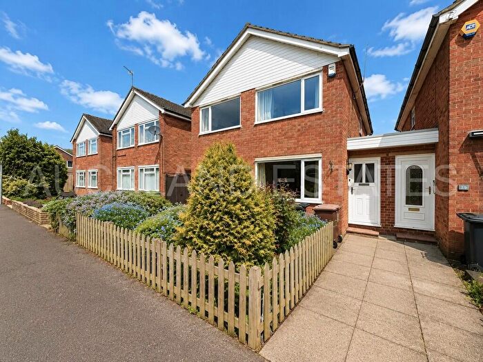 4 Bedroom Link Detached House For Sale In Great Slades, Potters Bar, EN6