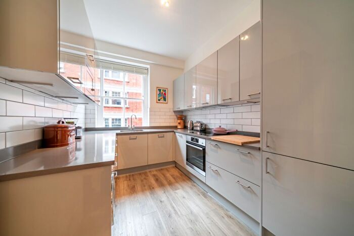 2 Bedroom Flat For Sale In Kensington Court, London, W8