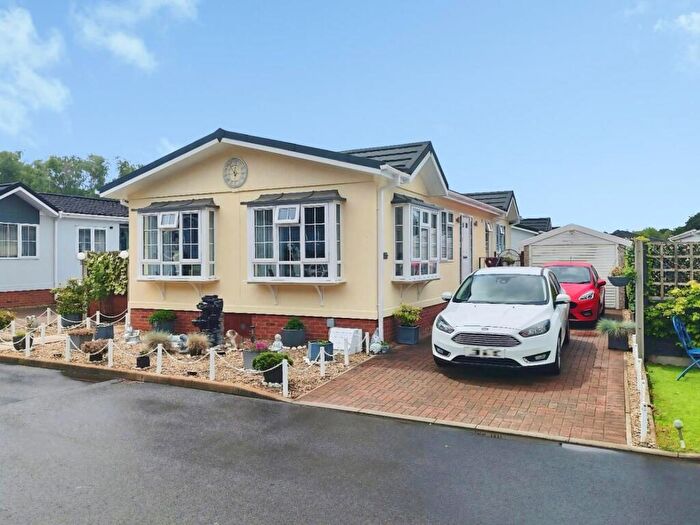 2 Bedroom Park Home For Sale In West Road, Wokingham, RG40
