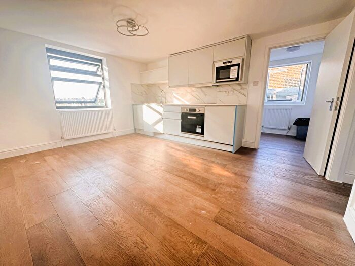 2 Bedroom Flat To Rent In Edgeley Lane, London, SW4