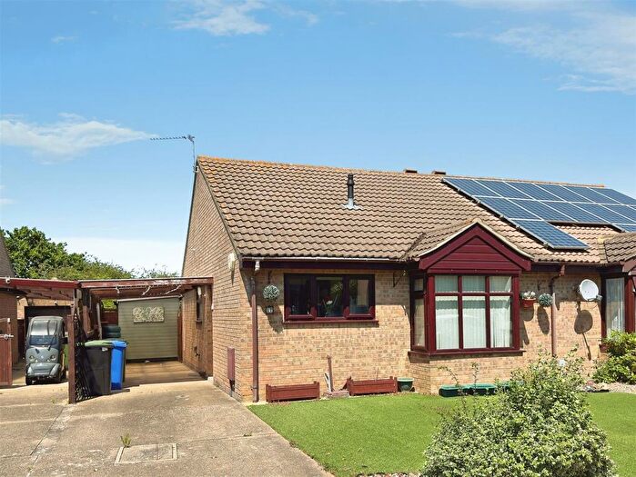2 Bedroom Bungalow For Sale In Smiths Walk, Oulton Broad, Lowestoft, Suffolk, NR33
