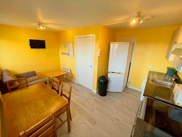 3 Bedroom Flat To Rent In Bayview Court, Aberdeen, AB24