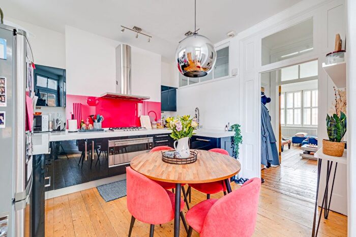 2 Bedroom Flat For Sale In Kings Court Mansions, Fulham Road, SW6