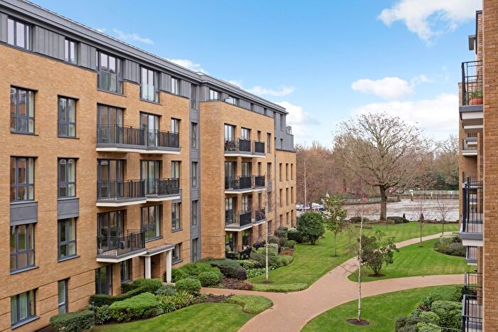 1 Bedroom Flat To Rent In Pinewood Gardens, Teddington, TW11