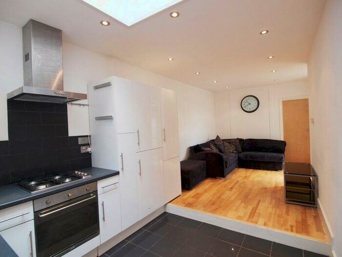 3 Bedroom Flat To Rent In Hornsey Road, Islington, N19