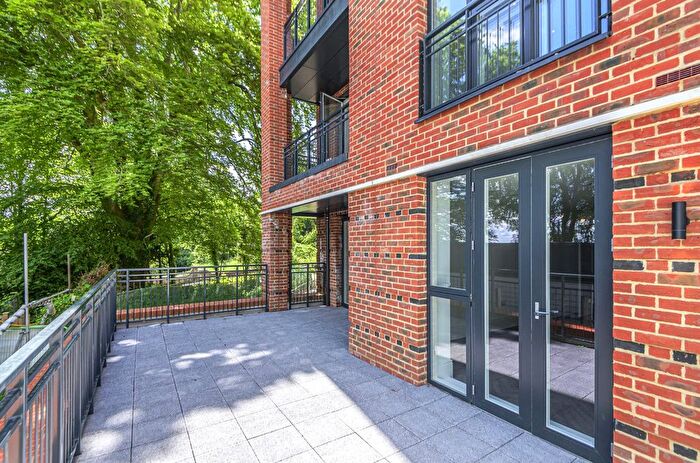2 Bedroom Flat For Sale In Fellowes Rise, Winchester, Hampshire, SO22