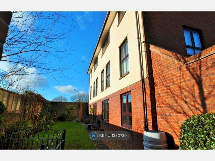 2 Bedroom Flat To Rent In Beaufort Mews, Wimborne, BH21
