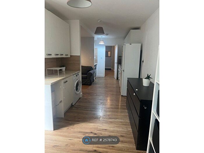 2 Bedroom Flat To Rent In Abbotsford Avenue, London, N15