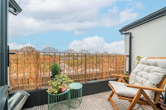 2 Bedroom Flat For Sale In Bay Tree Avenue, Leatherhead, Surrey, KT22