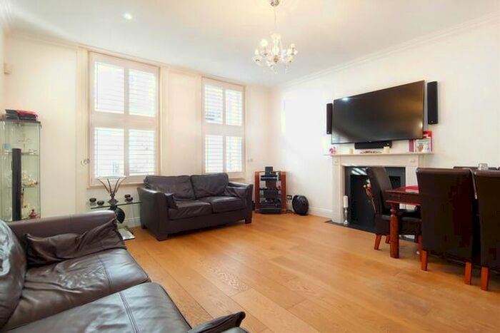 3 Bedroom Flat To Rent In Courtfield Gardens, London, SW5