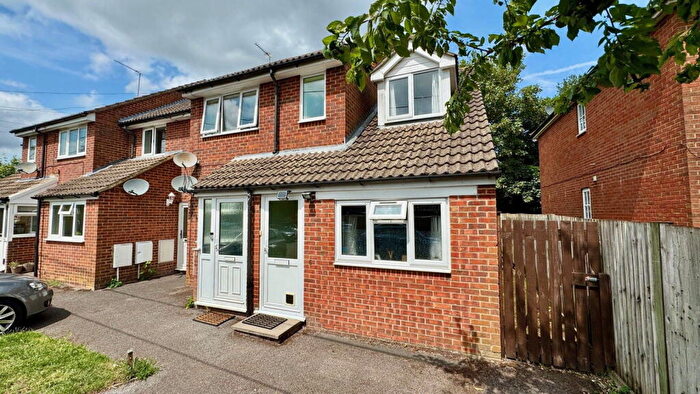 2 Bedroom Flat For Sale In Chapel Court, Thatcham, RG18