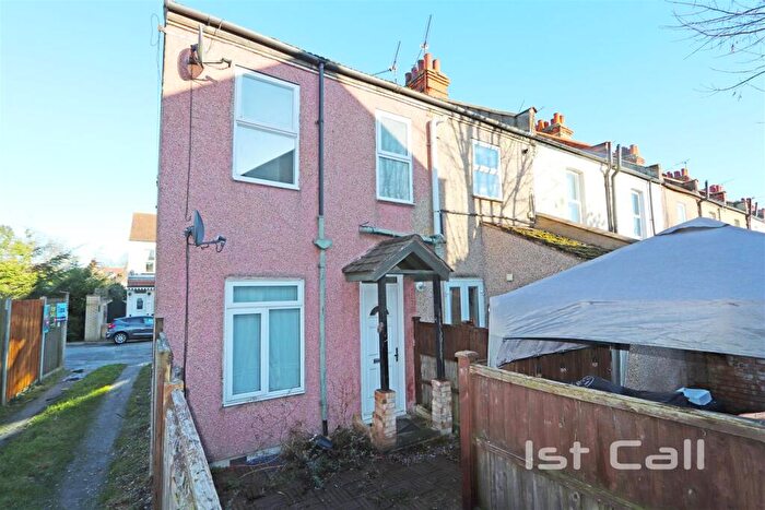 2 Bedroom Flat To Rent In Station Avenue, Southend-On-Sea, SS2
