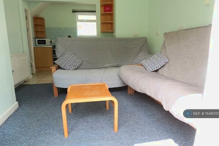 4 Bedroom Semi-Detached House To Rent In Brangwyn Grove, Bristol, BS7