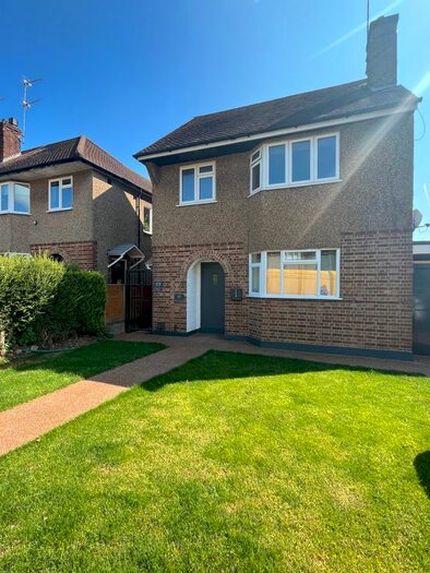 2 Bedroom Flat To Rent In Connaught Road, Barnet, EN5