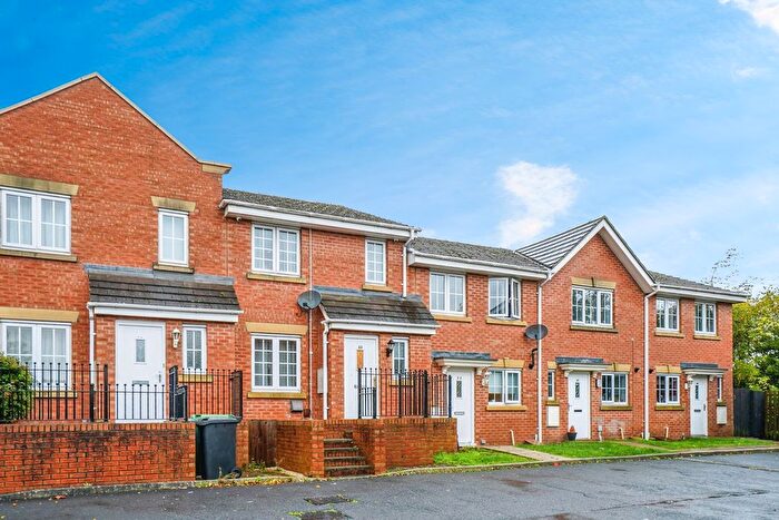 3 Bedroom Terraced House For Sale In The Oaks, Leeds, LS10