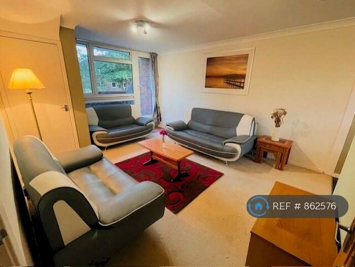 2 Bedroom Flat To Rent In Maynard Court, Windsor, SL4