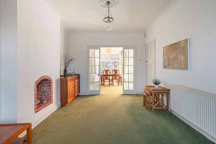 3 Bedroom Semi-Detached House To Rent In Oakwood Park Road, Southgate, London, N14