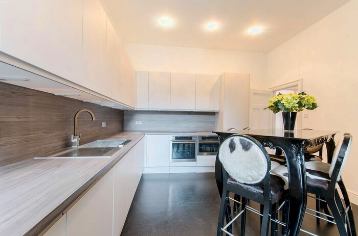 2 Bedroom Flat To Rent In Drayton Gardens, South Kensington, London, SW10