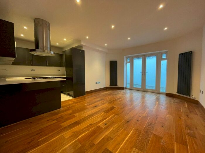 1 Bedroom Flat To Rent In Flat, Addiscombe Road, Croydon, CR0