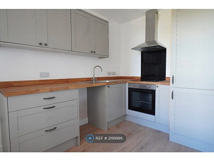 1 Bedroom Flat To Rent In Birds Royd Lane, Brighouse, HD6