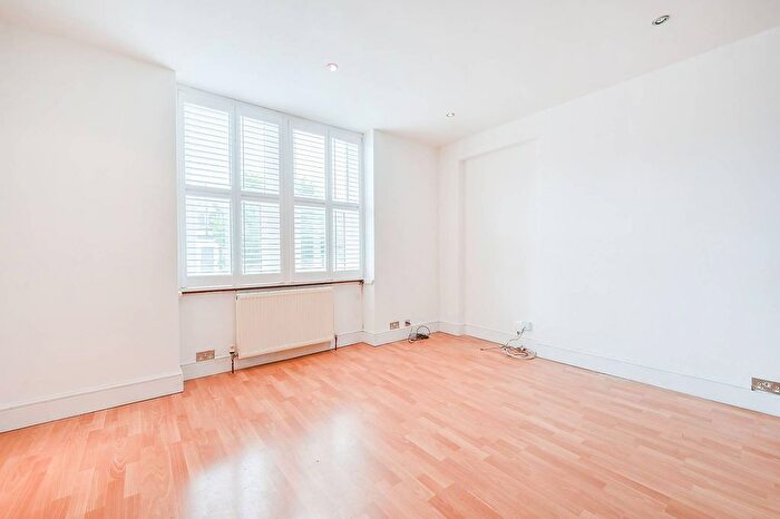 2 Bedroom Flat To Rent In Hastings Road, West Ealing, London, W13