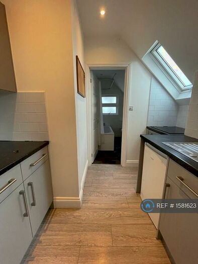 Studio To Rent In Valkyrie Road, Westcliff-On-Sea, SS0