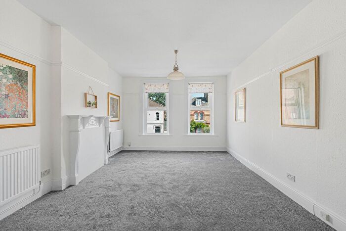 3 Bedroom Flat To Rent In Ballards Lane, London, N3