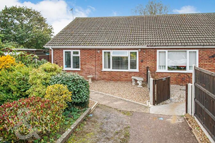 3 Bedroom Semi-Detached Bungalow For Sale In The Paddock, Hemsby, Great Yarmouth, NR29