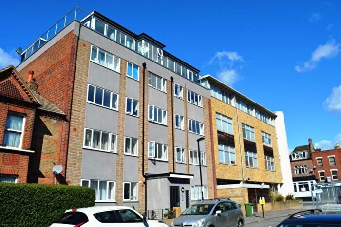 2 Bedroom Apartment To Rent In Knighton Park Road, London, SE26