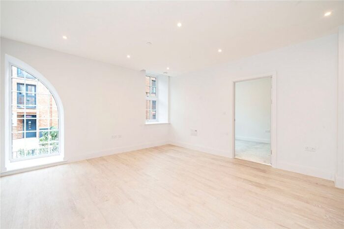 2 Bedroom Flat To Rent In Memorial Avenue, Slough, Berkshire, SL1