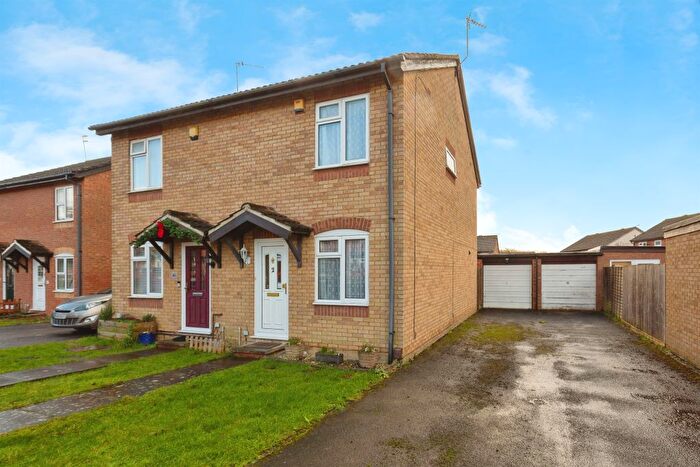 2 Bedroom Semi-Detached House For Sale In Lodden Close, Aylesbury, HP21