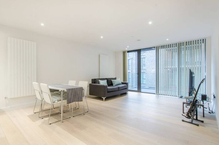 2 Bedroom Flat To Rent In Echo House, Canary Wharf, London, E16