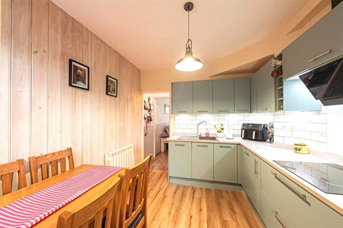 3 Bedroom Terraced House For Sale In Castle Street, East Cowes, PO32