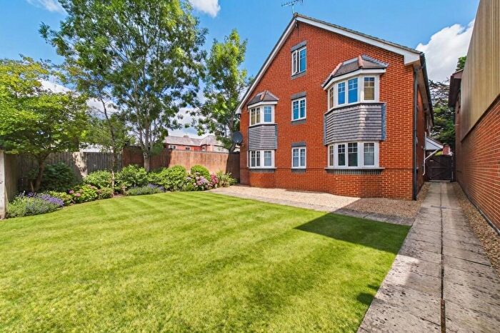 2 Bedroom Flat To Rent In Coachmans Grove, Sandhurst, Berkshire, GU47