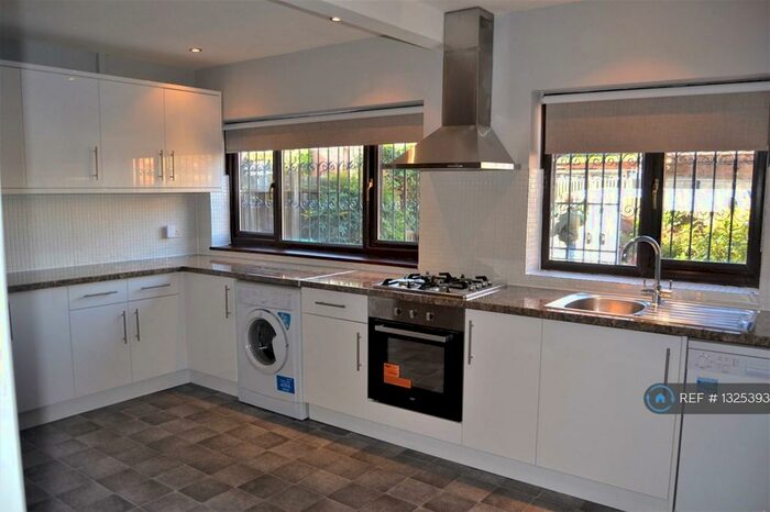 3 Bedroom Detached House To Rent In Armfield Road, Enfield, EN2