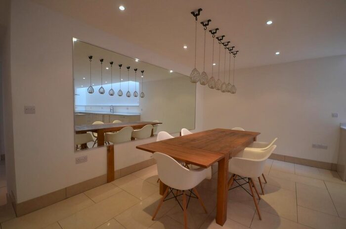 2 Bedroom Flat To Rent In Villiers Road, Watford, WD19