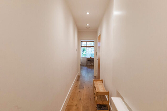 1 Bedroom Flat To Rent In Drayton Gardens, Chelsea, London, SW10