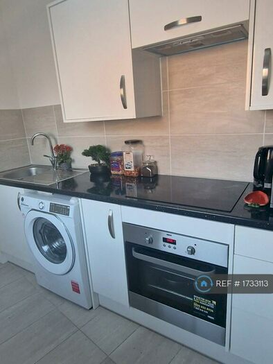 Studio To Rent In Grangewood Avenue, Rainham, RM13