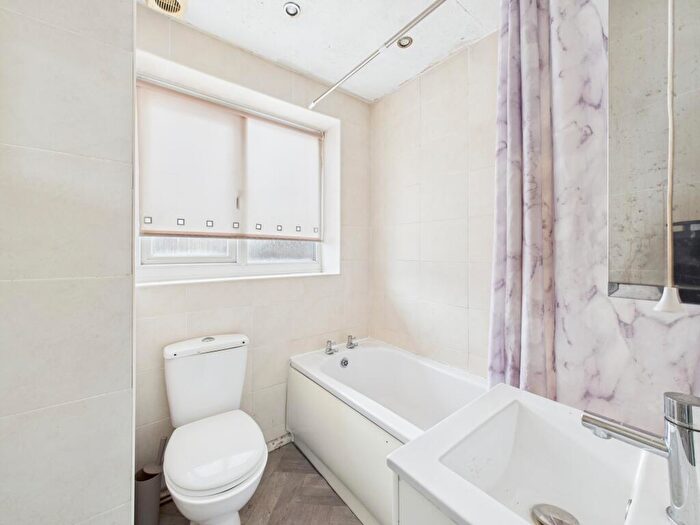 3 Bedroom Semi-Detached House For Sale In Whitehurst Street, Allenton, DE24