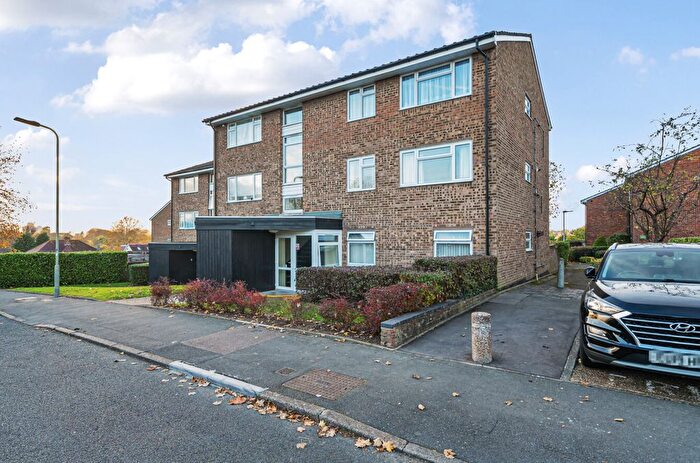 2 Bedroom Flat To Rent In Dyke Drive, Orpington, Kent, BR5