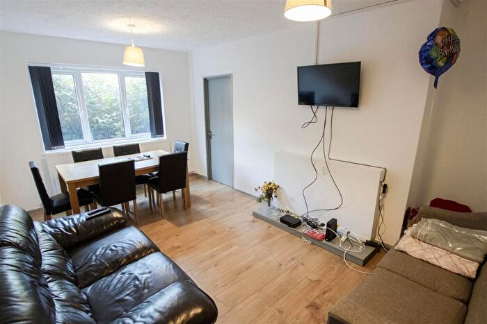 6 Bedroom House To Rent In Fladbury Crescent, Birmingham, B29