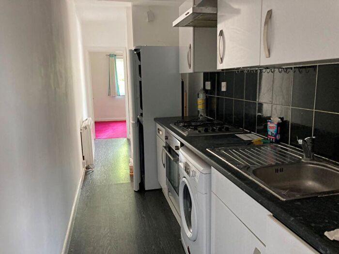 2 Bedroom Flat To Rent In Warren Avenue, SO16