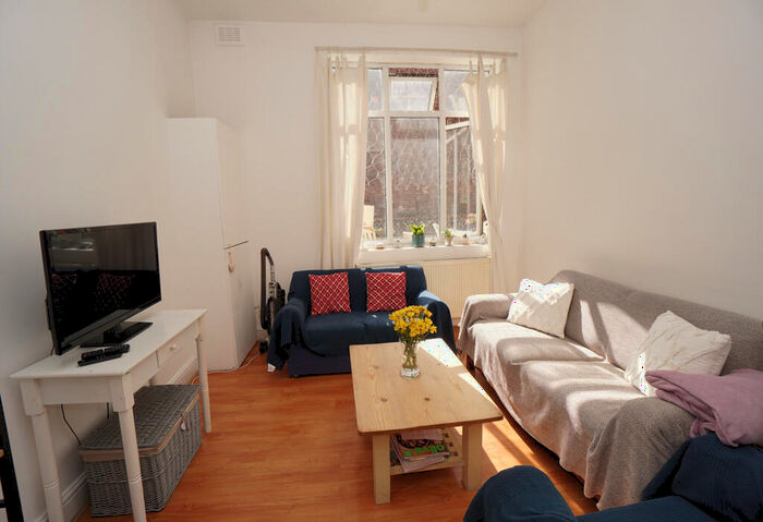 Flat To Rent In Seven Sisters Road, London, N4