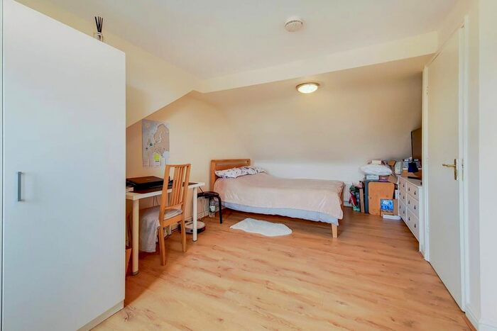 3 Bedroom Flat To Rent In Western Avenue, Ealing, London, W3