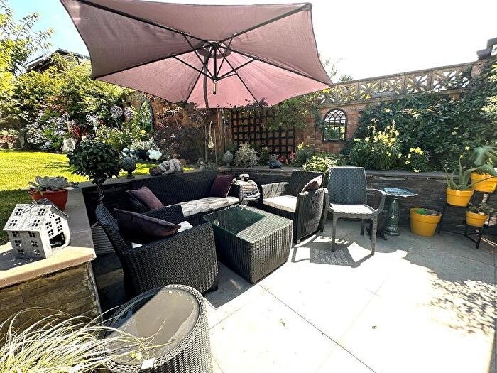 3 Bedroom End Of Terrace House For Sale In Hart Lane, Round Green, Luton, Bedfordshire, LU2