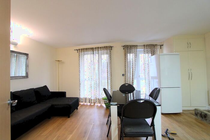 3 Bedroom Flat To Rent In Eaton Road, Sutton, SM2
