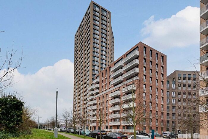 2 Bedroom Flat To Rent In Lakeside Drive, London, NW10