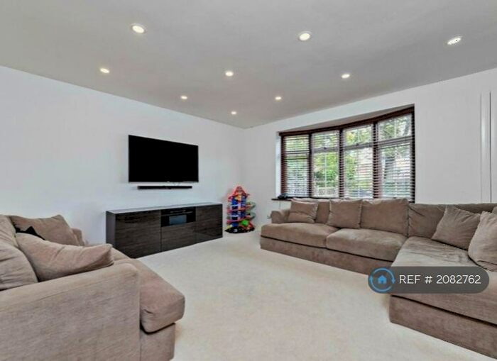 3 Bedroom Semi-Detached House To Rent In Lalleford Road, Luton, LU2